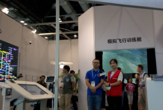 【视频专访】北京小鸟科技发展有限责任公司张涛工程师2016军民融合展上正在接受公共安全装备网专访