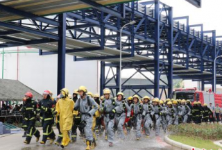 【看点】浙江消防危化品泄漏事故演练 机器人替人进危险区域