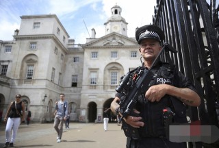 【组图】英国伦敦安保升级 警察持枪巡逻