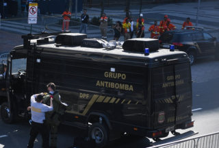【惊恐】里约赛道边惊现爆炸装置 排爆警察出动