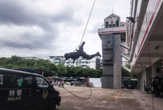 【看点】佛山公安特警力量 威武亮相飞檐走壁绝技