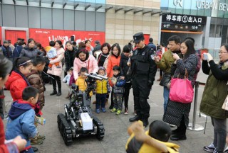 【亮点】顽强特警携高科技产品与民众零距离接触