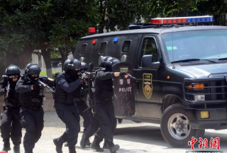 【组图】各种高精尖反恐武器在广州特警训练基地上演“警匪大片”