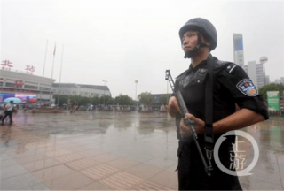 【亮点】雨中执勤：特警成“浇警”