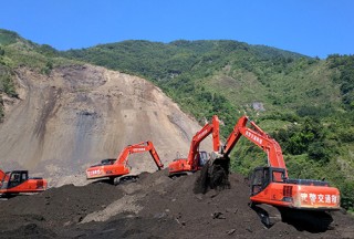【焦点】大型装备助力武警部队抢险四川堰塞湖