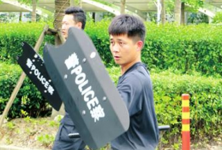 【亮点】"臂盾"轨交巡特警配备新式武器，其抗击打力惊人！