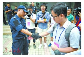 【亮点】穗警方装备脉冲抓捕手套 可放出电流瞬间制服嫌犯