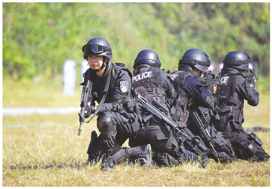 湖北省咸宁市公安局特警支队正在演练战术枪操