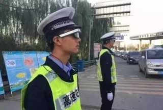 解密！这个炫酷神器让兰州交警秒变千里眼 让违章无处遁形