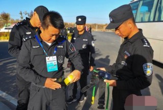 【聚焦】新疆公安系统警察运动会 10公里武装越野考验综合体能