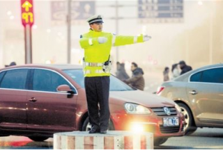 天津公安交管局为执勤民警统一配发反光警服应对多雾