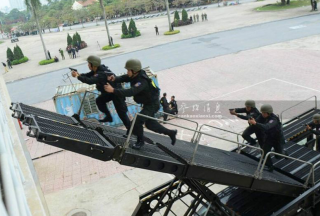 【多图】中国特警装备与越南机动警察相对比，看哪家最枪眼？