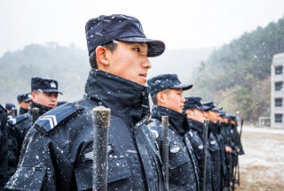 【组图】湖北50余名巡特警雪中苦练防暴棍术