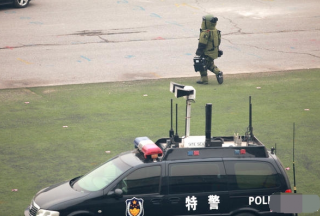 【组图】你以为排爆专家都是这样 你out啦