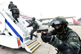 中国首支武警反劫机中队迁址浦东机场