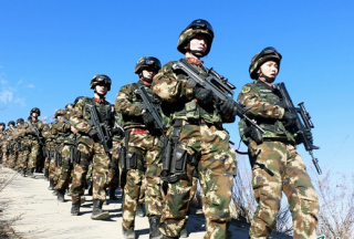 武警北京总队某部开展实战化山地捕歼战斗演练