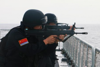 【组图】中国海军第二十五批护航编队特战兵力组织反恐反海盗演练