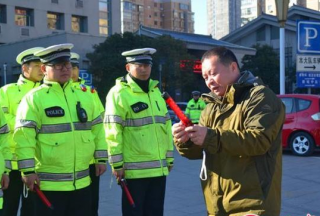 韩城交警配发新型警用装备上路执勤执法