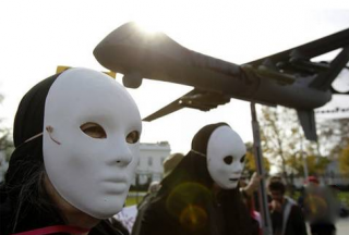 【外媒】美国一架无人机撞上太空针塔塔顶 被移交给警方