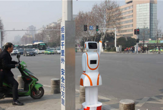 智能交通机器人亮相湖北襄阳街头