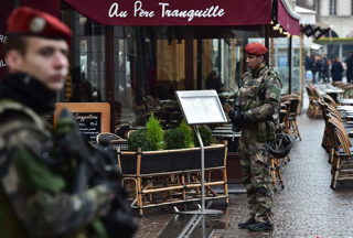 【多图】法国巴黎街头士兵持枪展开武装巡逻