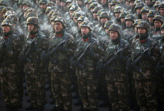 新疆数千名官兵参加反恐维稳誓师大会  场面壮观！