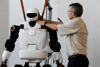 【多图】“勤杂工”智能机器人诞生了， 体型与人相似
