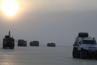 【外媒】俄军开始在北极测试新一批武器装备---“两栖运兵车”