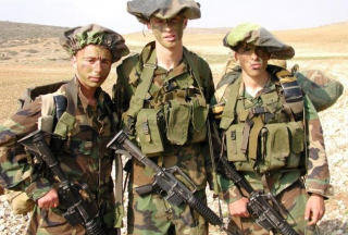 以色列陆军使用奇怪的“蘑菇形”盔罩，有何用意？