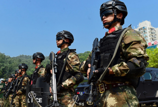 威武霸气！武警官兵训练场上迎两会