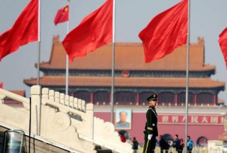 十里春风不如你 武警官兵“站”出两会精气神