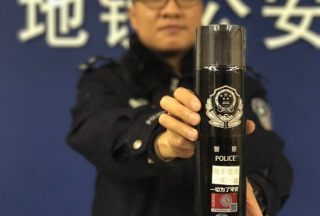 南京地铁民警配备随身灭火器 可在10秒内扑灭明火