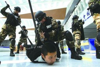 青岛口岸反恐处突演练 拿下闯关“暴恐分子”