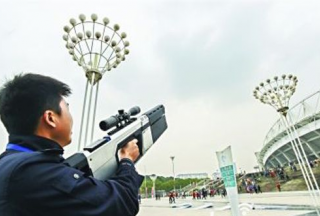 武汉警方配备无人机反制枪 发射电磁波对抗黑飞