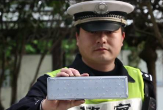 宁波高速交警"跨界"工匠 自主研发警示灯变"守护神"