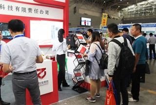 【新亮点】中信安：4G“小超人”执法记录仪点亮新疆安防展，围观人群纷纷赞赏！