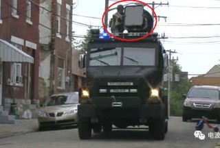 【震惊】美国警察竟然用这种警用装备对付抗议民众